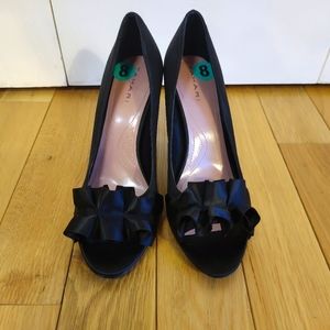 Tahari Black Satiny Heels, Size 8, nwt